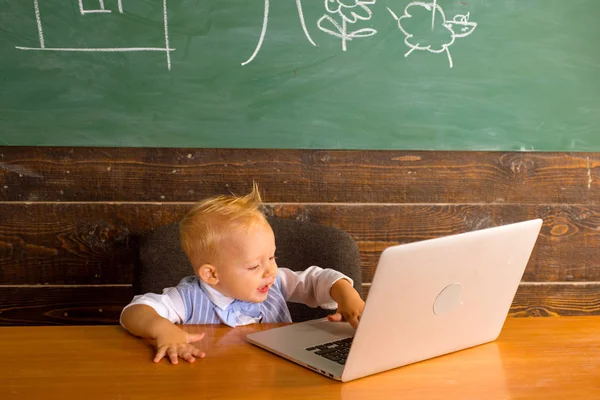 Klein kind werken aan onderwijs computer laptop in school klas. Computer wetenschapsonderwijs — Stockfoto