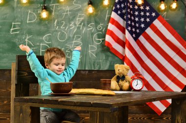 4 Temmuz derste Okulu çocuğa. ABD Bağımsızlık Günün kutlu olsun. Geri okul veya evde eğitim için. Küçük çocuk bilgi gününde Amerikan bayrağı ekmek ye. Vatanseverlik ve özgürlük