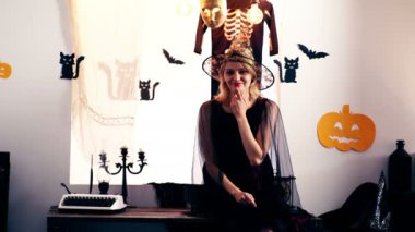 Cadı Cadılar Bayramı için sahne arka plan üzerinde küçük bir ejderha arıyor. Cadılar Bayramı kutlama kavramı.