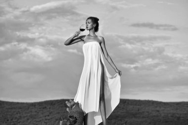 Gökyüzünde şarap şişesi olan güzel kız.