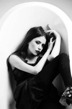 Uzun saçlı bir kadın, banyoda siyah ruj.