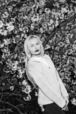 bahar çiçekleri ve kadın ile Bahçe