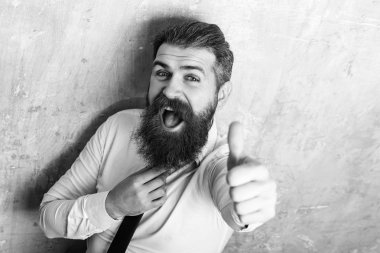 uzun sakallı sakallı adam jesti yukarı başparmak