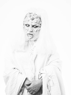 Toprak sana diken ve yüzünde siğiller ile canavar