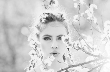 Bahar çiçek kiraz çiçekleri arasında moda makyaj güzel kız