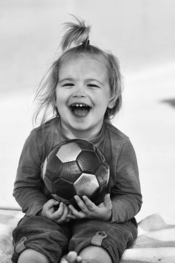 Çok güzel çocuk küçük çocuk mutlu gülümseyen yüz holding topu ile