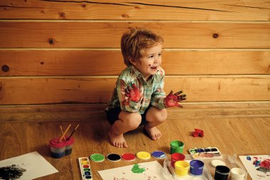 Renkli elleri, guaj boyalar ve çizimler ile gülümseyen mutlu çocuk