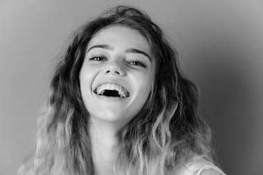 Gülümsemek gülümseyen mutlu, çok güzel kız