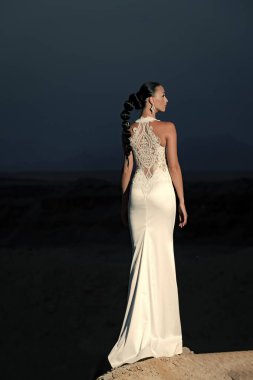 Akşam gökyüzünde çölde poz kız