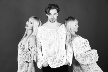 kadın ve beyaz erkek örgü kazak poz