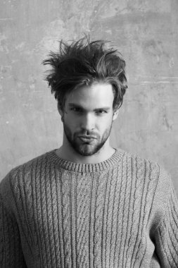 yakışıklı adam şık saç ve sakal