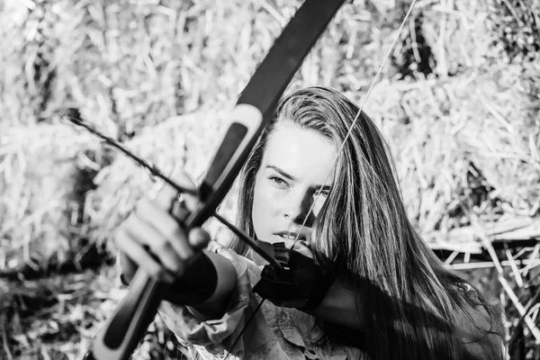 Retrato de mulher arqueiro com arco, seta concentrada e visando — Fotografia de Stock