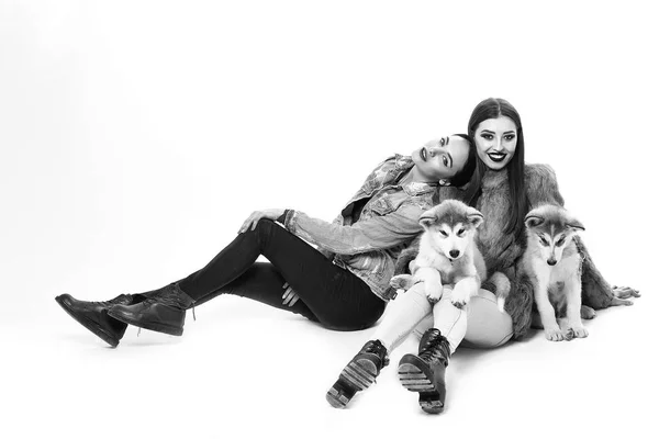 Meisjes in denim met husky — Stockfoto