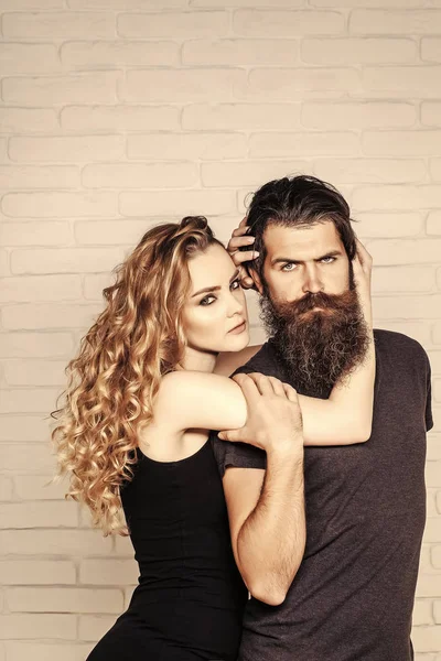 Hombre con barba y mujer con pelo largo y rubio — Foto de Stock