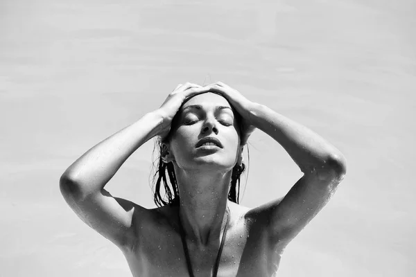 Αρκετά σέξι γυναίκα στην πισίνα — Φωτογραφία Αρχείου