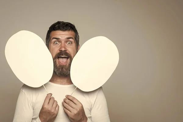 Hipster con cara feliz sostener placa de papel . —  Fotos de Stock