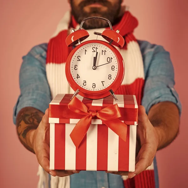 Noel çalar saat erkek elinde mevcut kutusunda — Stok fotoğraf