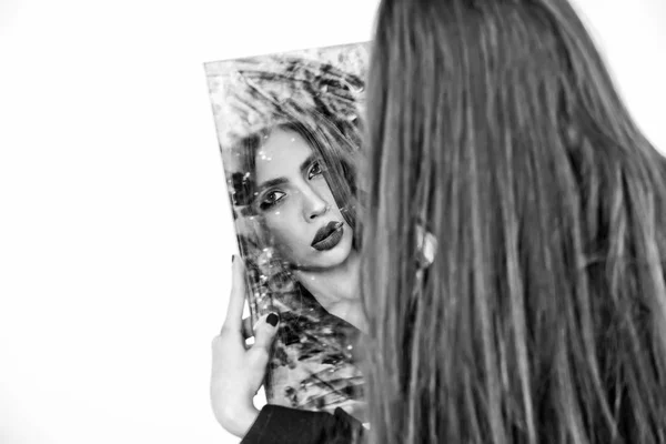 Sensuell ung dam ute, håller smutsiga spegel med svart läppstift — Stockfoto