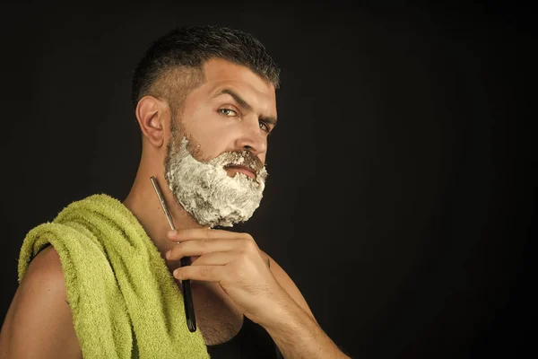 Pánský střih bradku a knír s břitvou a štětka na holení — Stock fotografie