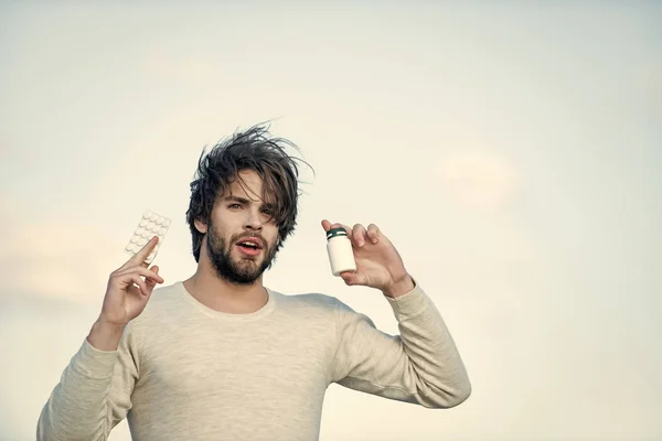 Homem com comprimidos em frasco e blister . — Fotografia de Stock