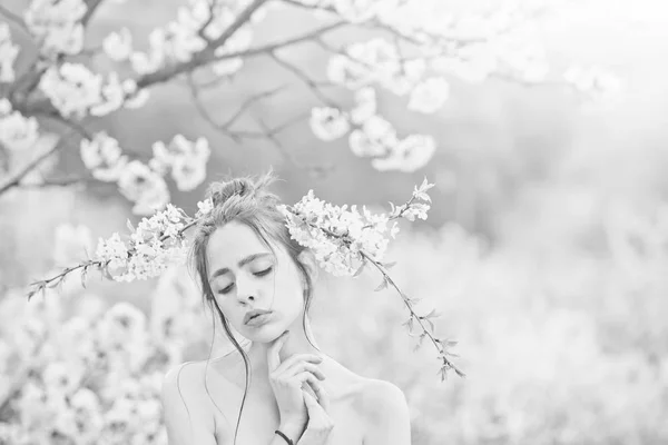 Menina com olhos fechados e flores brancas no cabelo — Fotografia de Stock