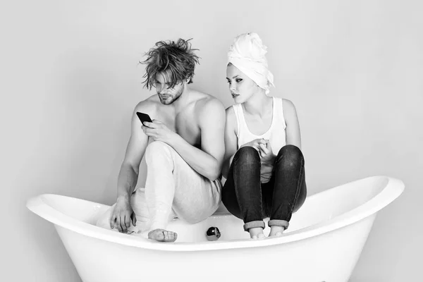 Ζευγάρι στην αγάπη, άντρας και γυναίκα στην μπανιέρα με το τηλέφωνο — Φωτογραφία Αρχείου