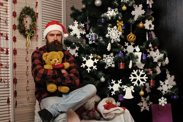 Ano Novo cara de chapéu sentar na árvore de Natal . — Fotografia de Stock