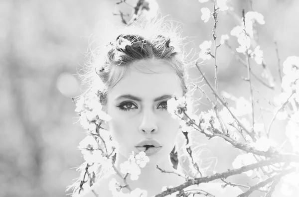 Bella ragazza con trucco alla moda tra fiori di ciliegio in fiore primaverile — Foto Stock