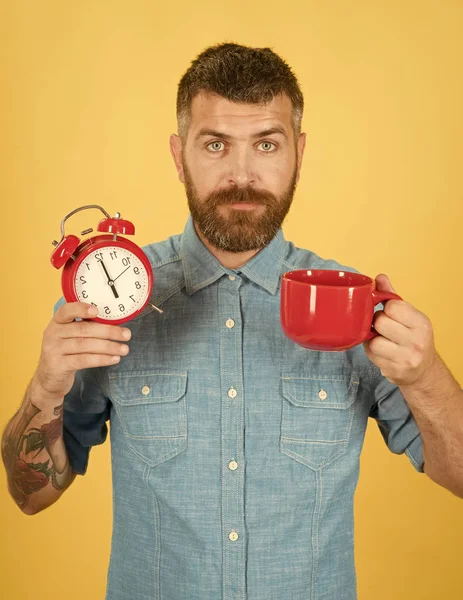 Hipster con taza de leche, tiempo . —  Fotos de Stock