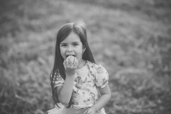 Ragazza mangiare mela su sfondo naturale, vitamina — Foto Stock