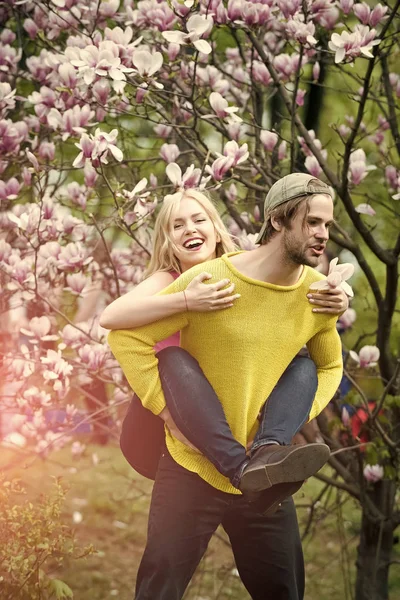 Mann und Frau im Frühling, Ostern. — Stockfoto