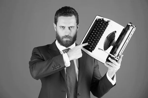 Geschäftsmann in blauem Anzug und Krawatte mit Schreibmaschine — Stockfoto
