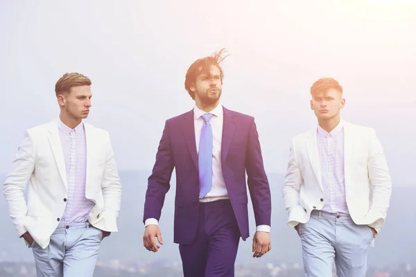 Gente de hombre joven, hombre de negocios, chicos caminando en el cielo azul —  Fotos de Stock