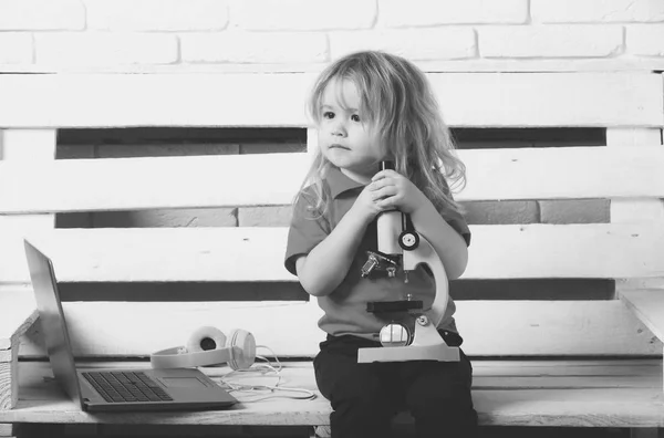 Jongen student studeert met Microscoop, laptop, headset — Stockfoto