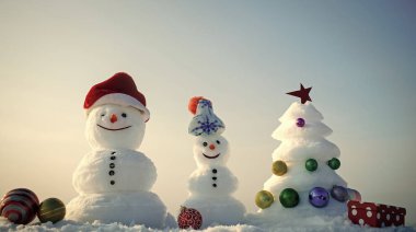 Kar kış gününde şapka gülen yüzleri ile Heykel Sergisi