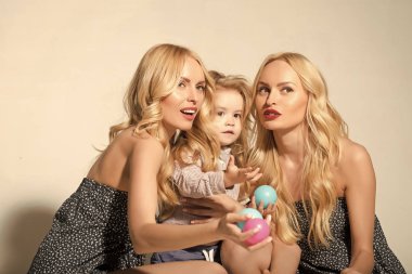 Anne ve çocuk Teyze, topları ile mutlu aile oyun ile