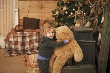 Noel Noel Baba çocuğa.