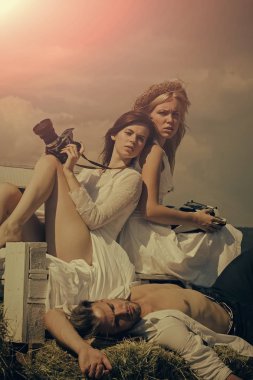 Vintage daktilo ile sarışın kız