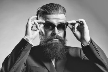 Sakallı yakışıklı erkek güneş gözlüğü