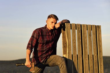 Oduncu adam mavi gökyüzü arka plan, balta ile kamp.