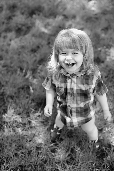 Glad liten pojke på gräs — Stockfoto