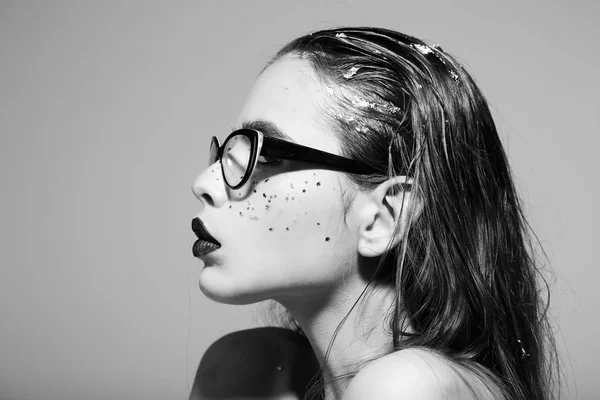 Mujer con maquillaje de moda con anteojos — Foto de Stock