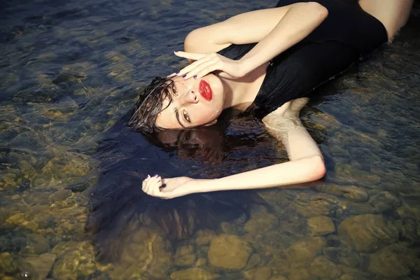 Vrouw zwemmen bij het strand, natuur, natte meisje met lang haar. — Stockfoto