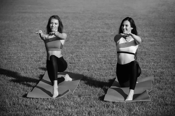 Kvinnor träning och stretching. — Stockfoto