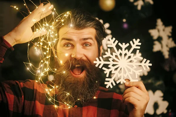 Hombre de Navidad con barba en la cara feliz y guirnalda . —  Fotos de Stock