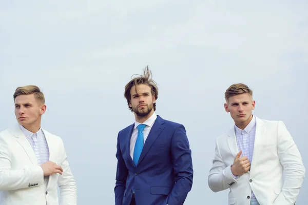 Business-Mode, junge Leute im weiß-blauen Outfit, Marketing — Stockfoto