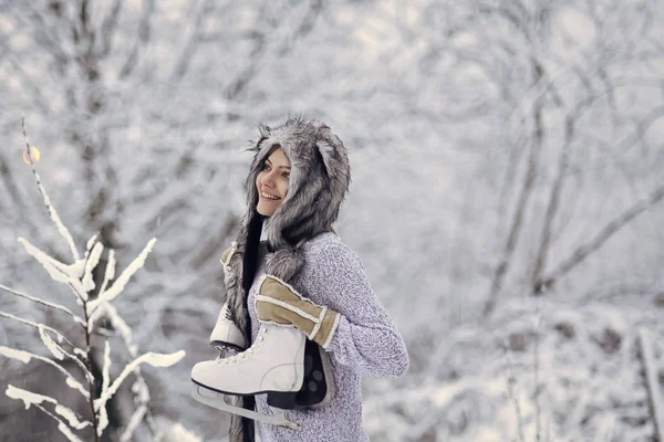 Fille sourire heureux avec patins artistiques aux arbres dans la neige — Photo