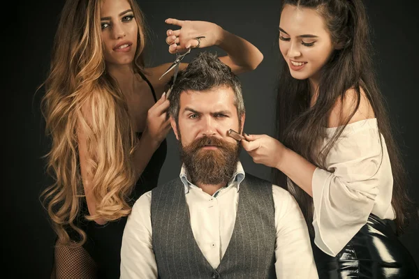 Жінки, дівчата з гребінцем, ножиці стрижуть волосся . — стокове фото