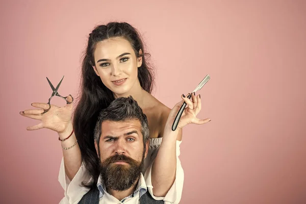 Vousatý muž, kadeřník stříhá vlasy klientů — Stock fotografie