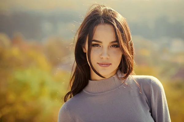 Chica con el pelo largo morena disfrutar de la naturaleza otoño — Foto de Stock